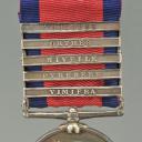 Photo 3 : MÉDAILLE DU SERVICE DANS L'ARMÉE ANGLAISE, ATTRIBUÉ J. PHILP, du 91 régiment D'INFANTERIE, AVEC BARRETTES COMMÉMORATIVES TOULOUSE, ORTHES, NIVELLE, PYRÉNÉES ET VIMIERA, RÉGNE DE VICTORIA 1848.