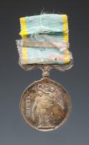 Photo 2 : RÉDUCTION DE LA MÉDAILLE BRITANNIQUE DE LA CAMPAGNE DE CRIMÉE, créée en 1854, Second Empire. 30394