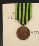 Photo 2 : MÉDAILLE COMMÉMORATIVE DE LA GUERRE DE 1870-1871, créée en 1911, ATTRIBUÉE AU SOLDAT JEAN DURET DU 3ème RÉGIMENT DE GRENADIERS DE LA GARDE IMPÉRIALE, Troisième République (1912). 27187-1