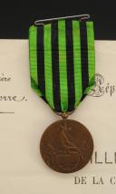 Photo 3 : MÉDAILLE COMMÉMORATIVE DE LA GUERRE DE 1870-1871, créée en 1911, ATTRIBUÉE AU SOLDAT JEAN DURET DU 3ème RÉGIMENT DE GRENADIERS DE LA GARDE IMPÉRIALE, Troisième République (1912). 27187-1