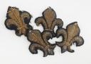TROIS FLEURS DE LYS POUR ORNEMENT DE RETROUSSIS D'UNIFORME, Restauration. 26209