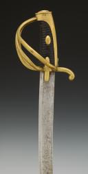 Photo 3 : SABRE DE CAVALERIE LÉGÈRE SIGNÉ DE LA MANUFACTURE DE VERSAILLES, modèle An XI (1802), Premier Empire. 33465-2
