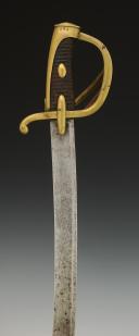 Photo 5 : SABRE DE CAVALERIE LÉGÈRE SIGNÉ DE LA MANUFACTURE DE VERSAILLES, modèle An XI (1802), Premier Empire. 33465-2