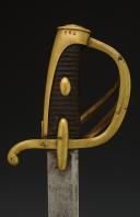 Photo 6 : SABRE DE CAVALERIE LÉGÈRE SIGNÉ DE LA MANUFACTURE DE VERSAILLES, modèle An XI (1802), Premier Empire. 33465-2