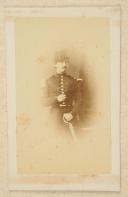 Photo 1 : PHOTOGRAPHIE D'UN SOUS-LIEUTENANT ATHANASE PALLUD DU 11ème DRAGONS DÉTACHÉ À L'ÉCOLE DE CAVALERIE en tant que sous-lieutenant d'instruction depuis le mois d emars 1860.