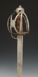 Photo 4 : FORTE ÉPÉE DE CAVALERIE dite « BACKSWORD » ANGLAISE, MODÈLE D'ARSENAL, Royaume d'Angleterre, règne de Jacques 1er, Charles 1er, vers 1610 à 1640. 34583