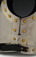 Photo 8 : CASQUE ET CUIRASSE DU SECOND RÉGIMENT DE CUIRASSIERS DE LA GARDE IMPÉRIALE, modèle 1854, Second Empire. 27724/27725