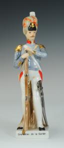 Photo 1 : GRENADIER DE LA GARDE : Figurine en porcelaine, 20ème siècle.
