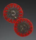 PAIRE D'ORNEMENTS DE RETROUSSIS POUR HABIT DES GARDES DU CORPS DU ROI, Restauration. 26221