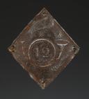 PLAQUE DE SHAKO DU 12ème RÉGIMENT DE CHASSEURS À CHEVAL (ou d'Infanterie Légère), modèle 1810, Premier Empire. 32816