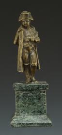 Photo 1 : NAPOLÉON EMPEREUR DES FRANÇAIS : Figurine en laiton patiné, Début XXème siècle.