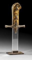 Photo 2 : Polish saber handle, "Karabela" type, Krzÿstallowicz Turbia- Krzÿsztalowicz, 18th century, around 1780-1790. From the Philippe Missillier collection, to be auctioned at Giquello Study, Drouot - halls 5-6, on the 6th & 7th of March, 2025.