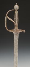 Photo 4 : SABRE DE CAVALERIE OU DE DRAGONS, modèle 1767, Ancienne Monarchie, règne de Louis XV et Louis XVI, 1767 à 1783. 34587