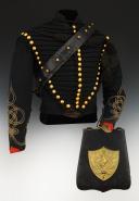 DOLMAN, CORDON RAQUETTES, GIBERNE ET SABRETACHE DE LIEUTENANT DU 7ème RÉGIMENT DE HUSSARDS en tenue de campagne, vers 1845, Monarchie de Juillet. 33607
