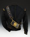 Photo 3 : DOLMAN, CORDON RAQUETTES, GIBERNE ET SABRETACHE DE LIEUTENANT DU 7ème RÉGIMENT DE HUSSARDS en tenue de campagne, vers 1845, Monarchie de Juillet. 33607