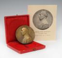 TABLE MEDAL FEATURING MARSHAL PÉTAIN, HEAD OF STATE, IN BOX WITH DOCUMENT FROM THE PARIS MINT, Second World War. 31640R