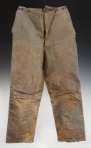 PANTALON DE PROTECTION EN CUIR DE LA MARINE DE GUERRE ALLEMANDE, Kriegsmarine graue Lederhose, Seconde Guerre Mondiale. 32275