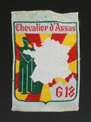 ÉCUSSON GROUPEMENT 18 CHEVALIER D'ASSAS DES CHANTIERS DE JEUNESSE, variante fond bleu clair lettres rouges, Seconde Guerre Mondiale. 31668-3