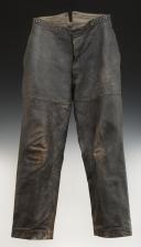 PANTALON DE PROTECTION EN CUIR DE LA MARINE DE GUERRE ALLEMANDE, Kriegsmarine graue Lederhose, Seconde Guerre Mondiale. 32520R