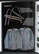 Photo 4 : FELDBLUSE, la vareuse du soldat allemand 1933-1945.
