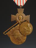 TROIS DÉCORATIONS MILITAIRES, Première Guerre Mondiale. 29788-86-87-88R