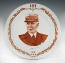 PORCELAINE DE LIMOGES - ASSIETTE DE PROPAGANDE À L'EFFIGIE DU MARÉCHAL PÉTAIN, Seconde Guerre Mondiale. 27465R