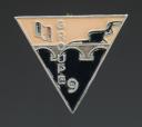 INSIGNE DU GROUPEMENT 2 groupe 9 FRANCE-COMPTE JEAN-DE-VIENNE DES CHANTIERS DE JEUNESSE, exemplaire émaillé rouge, Seconde Guerre Mondiale. 31822R