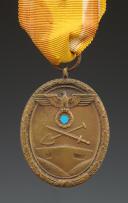MÉDAILLE D'HONNEUR POUR LA PARTICIPATION À LA CONSTRUCTION DU MUR DE PROTECTION DE L'ALLEMAGNE, créée en 1939, Deutsches Schutzwall Ehrenzeichen, Seconde Guerre Mondiale. 29439