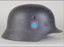 Photo 2 : 546	CASQUE DE LA POLICE ALLEMANDE DEUX INSIGNES, modèle 1940.