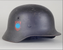 Photo 3 : 546	CASQUE DE LA POLICE ALLEMANDE DEUX INSIGNES, modèle 1940.