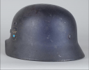 Photo 5 : 546	CASQUE DE LA POLICE ALLEMANDE DEUX INSIGNES, modèle 1940.