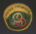 ÉCUSSON GROUPEMENT 104 DE MONITEUR SPORTIF LAMORICIÈRE DES CHANTIERS DE JEUNESSE EN ALGÉRIE, variante fond bleu clair lettres rouges, Seconde Guerre Mondiale. 31727R