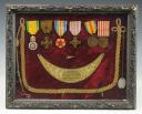 CADRE SOUVENIR DU LIEUTENANT LÉON MESNY COMPRENANT SES DÉCORATIONS ET LA BALLE QUI LE BLESSA, Première Guerre Mondiale. 29625R