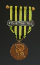 MÉDAILLE COMMÉMORATIVE DE LA GUERRE DE 1870-1871 AVEC AGRAFE « ENGAGÉ VOLONTAIRE », créée 1911, Troisième République.