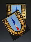 DEUX ÉCUSSONS GÉNÉRAL DES CHANTIERS DE JEUNESSE, fond noir; Seconde Guerre Mondiale 31731-6R
