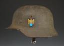 CASQUE DE L'ARMÉE DE TERRE ALLEMANDE AVEC UN INSIGNE, modèle 1935, Stahlhelm des Heeres Model 1935 mit einem Emblem, Seconde Guerre Mondiale. 32733R