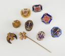 NEUF INSIGNES POUR BOUTONNIÈRES CROIX DE FEU, FILS ET FILLES CROIX DE FEU ET VOLONTAIRES NATIONAUX. Troisième République. 31471R