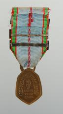 Photo 2 : MÉDAILLE COMMÉMORATIVE DE LA GUERRE DE 1939-1945, crée le 21 mai 1946.