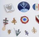 Photo 2 : 464	Lot de 19 insignes commémoratifs sur le thème de la Libération.