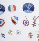 Photo 3 : 464	Lot de 19 insignes commémoratifs sur le thème de la Libération.