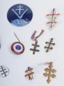 Photo 4 : 464	Lot de 19 insignes commémoratifs sur le thème de la Libération.