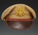 CASQUETTE DE SERVICE D'OFFICIER DE L'ARMÉE DE L'AIR AMÉRICAINE « CRUSHER VISOR CAP » DES THÉÂTRES D'OPÉRATIONS TROPICAUX, USAAF OFFICERS TROPICAL "CRUSHER" VISOR CAP, Seconde Guerre Mondiale. 32316-3