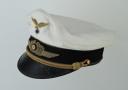 Photo 2 : CASQUETTE D’OFFICIER GÉNÉRAL DE LA LUFTWAFFE À COIFFE BLANCHE, Schirmmütze.