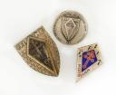 TROIS INSIGNES D'UN MEMBRE DE LA 19ème DIVISION D'INFANTERIE, Seconde Guerre Mondiale. 31992-2R