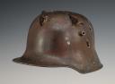 CASQUE D'ACIER CAMOUFLÉ ALLEMAND IMPACTÉ PAR LES COMBATS, Stahlhelm, modèle 1916 modifié mai 1917, Première Guerre Mondiale. 28348-1