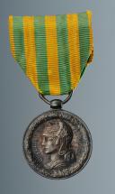 Photo 2 : MÉDAILLE COMMÉMORATIVE DE L’EXPÉDITION DU TONKIN, DE LA CHINE ET DE L’ANNAM, crée en septembre 1885.