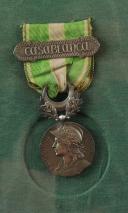 Photo 3 : CADRE AVEC PHOTOGRAPHIE ET MÉDAILLE COMMÉMORATIVE DU MAROC, crée en juillet 1909.