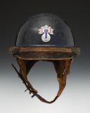 CASQUE DE MOTOCYCLISTE DE LA GARDE DU MARÉCHAL PÉTAIN, modèle 1er novembre 1933, second type apparu au plus tard en 1941, Seconde Guerre Mondiale. 28600R
