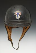 CASQUE DE MOTOCYCLISTE DE LA GARDE DU MARÉCHAL PÉTAIN, modèle 1er novembre 1933, second type, apparu au plus tard en 1941 attribué à la Garde en 1942 selon le BO, Seconde Guerre Mondiale. 28599R