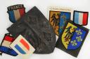 ENSEMBLE D'INSIGNES ET PLAQUETTE ÉVOQUANT LA DIVISION DE LA WAFFEN-SS FRANÇAISE « CHARLEMAGNE ». Dernier tiers du XXème siècle. 31384R